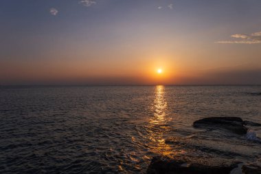 Yunanistan 'ın Rodos adasındaki güzel Nikolas plajında gün doğumu. Deniz Burnu