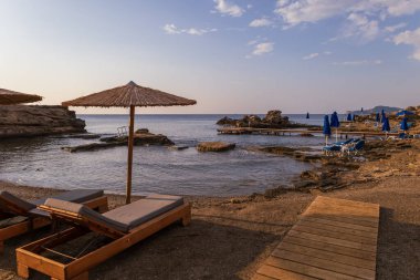 Yunanistan 'ın Rodos adasındaki güzel Oasis plajında gün batımı. Deniz Burnu
