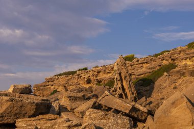 Yunanistan 'ın Rodos adasındaki güzel Oasis plajında gün batımı. Deniz Burnu