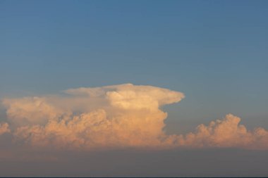 Yunanistan 'ın Rodos adasındaki güzel Oasis plajında gün batımı. Deniz Burnu