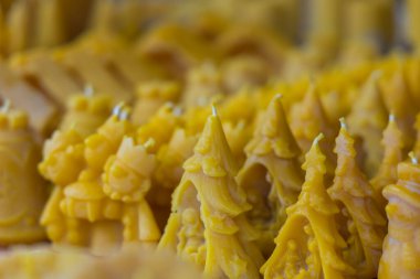 Noel motifli balmumu mumlar. Pazarda satılık.