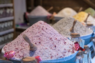 Banyo katkı maddesi olarak güzel kokulu tuz. Piyasada satılık..