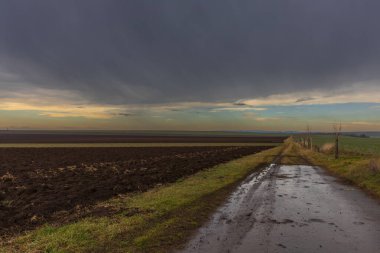 Tarıma elverişli topraklar. Pürüzlü tarla. Gökyüzünde dramatik bulutlar