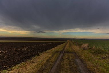 Tarıma elverişli topraklar. Pürüzlü tarla. Gökyüzünde dramatik bulutlar