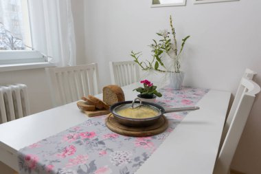 Mutfak masası ve kahvaltı - tavada yumurta omleti ve ekmek