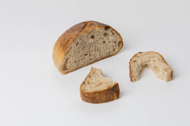 Masada ev yapımı caraway ekmeği var.