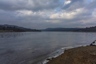 Su yüzeyi buzla kaplı. Brno Barajı