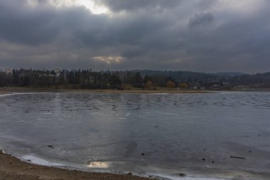 Su yüzeyi buzla kaplı. Brno Barajı