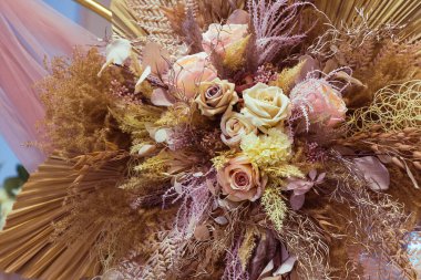 Düğünler için süslemeler ve çiçekler