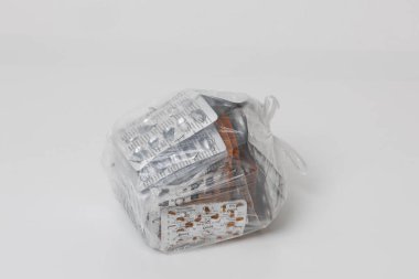 Brno Çek Cumhuriyeti 23 Şubat 2025 - Naylon poşetteki ilaç faturaları imha için eczaneye götürüldü