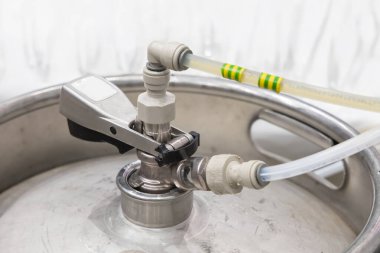 Bir fıçı bira. Fıçıda bira fıçısı var.