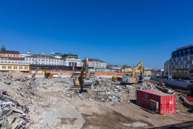 Brno, Çek Cumhuriyeti, 20 Mart 2025 - Brno 'daki eski Tesco mağazasının yıkımı ve temizliği