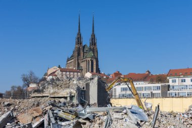Brno, Çek Cumhuriyeti, 20 Mart 2025 - Brno 'daki eski Tesco mağazasının yıkımı ve temizliği