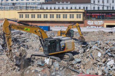 Brno, Çek Cumhuriyeti, 20 Mart 2025 - Brno 'daki eski Tesco mağazasının yıkımı ve temizliği