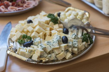 Masalardaki içecekler ziyafet şeklinde.