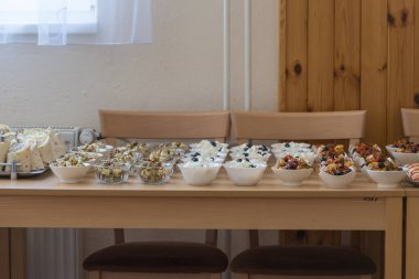 Masalardaki içecekler ziyafet şeklinde.