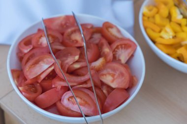 Masalardaki içecekler ziyafet şeklinde.