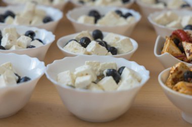 Masalardaki içecekler ziyafet şeklinde.