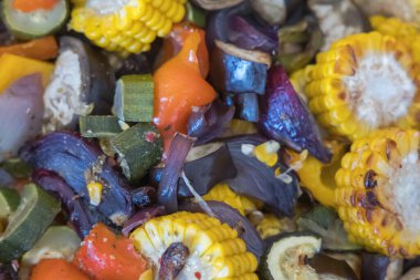 Masalardaki içecekler ziyafet şeklinde.