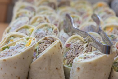 Masalardaki içecekler ziyafet şeklinde.