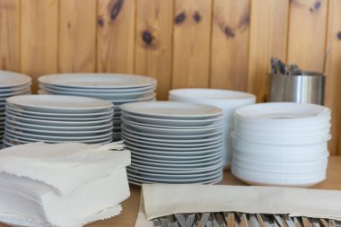 Masalardaki içecekler ziyafet şeklinde.