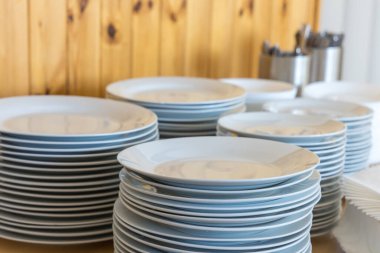 Masalardaki içecekler ziyafet şeklinde.