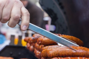 Markette satılık ızgara sosis.