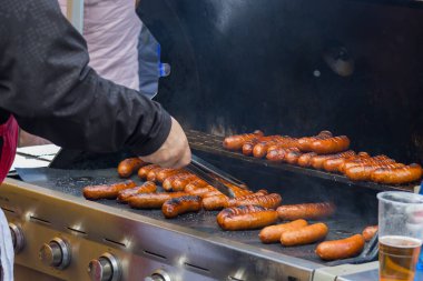 Markette satılık ızgara sosis.