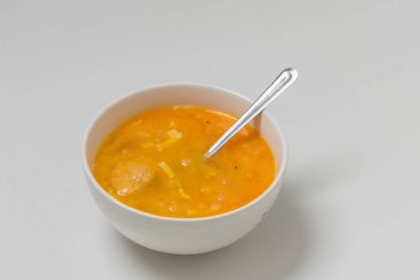 Bir kasede tavuk yumurtası kırdım. Çırpılmış yumurta için hazır.