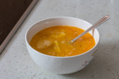Bir kasede tavuk yumurtası kırdım. Çırpılmış yumurta için hazır.