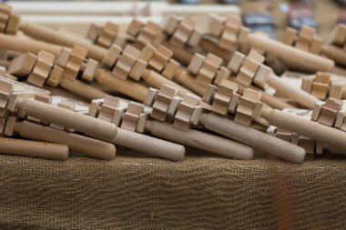 Ahşap Paskalya çıngırağı gürültü yapar.