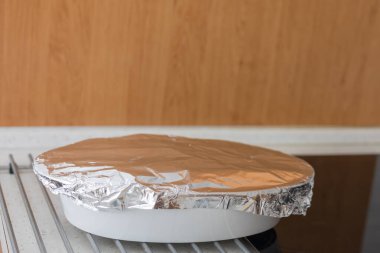 Folyoyla kaplanmış ve fırın için hazır.