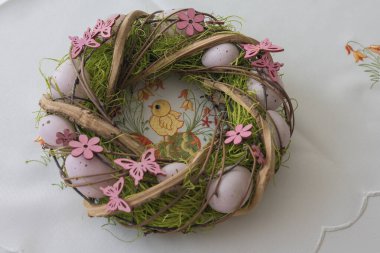 Paskalya süsü. Masada Paskalya süslemesi var.