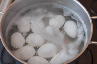 Yumurta beyazı suda kaynatılır.