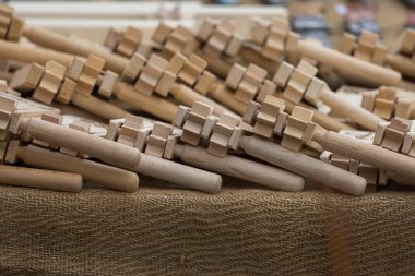 Ahşap Paskalya çıngırağı gürültü yapar.