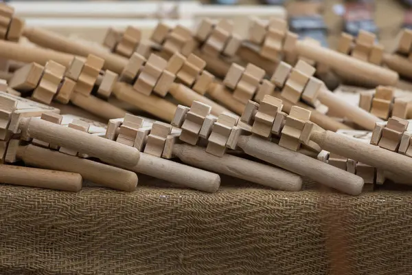 Ahşap Paskalya çıngırağı gürültü yapar.