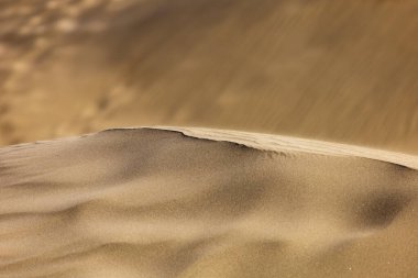 Maspaloma 'daki çöl manzarası ve kum tepeleri. Kum tepeleri ve deniz manzarası. Gran Kanarya Adası İspanya