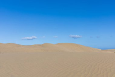 Maspaloma 'daki çöl manzarası ve kum tepeleri. Kum tepeleri ve deniz manzarası. Gran Kanarya Adası İspanya