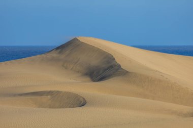Maspaloma 'daki çöl manzarası ve kum tepeleri. Kum tepeleri ve deniz manzarası. Gran Kanarya Adası İspanya