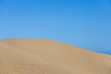 Maspaloma 'daki çöl manzarası ve kum tepeleri. Kum tepeleri ve deniz manzarası. Gran Kanarya Adası İspanya