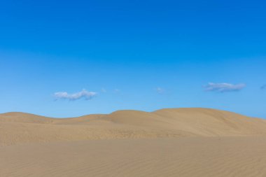Maspaloma 'daki çöl manzarası ve kum tepeleri. Kum tepeleri ve deniz manzarası. Gran Kanarya Adası İspanya