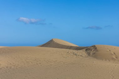 Maspaloma 'daki çöl manzarası ve kum tepeleri. Kum tepeleri ve deniz manzarası. Gran Kanarya Adası İspanya