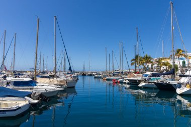 Mogan, İspanya - Büyük Kanarya Temmuz, 17. 2024 Sahil tatil köyü ve limanı
