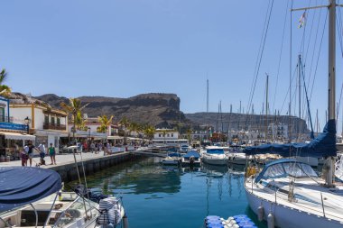 Mogan, İspanya - Büyük Kanarya Temmuz, 17. 2024 Sahil tatil köyü ve limanı