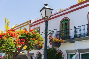 Mogan, İspanya - Büyük Kanarya Temmuz, 17. 2024 Sahil tatil köyü ve limanı