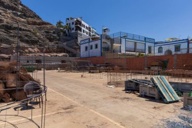Mogan, İspanya - Büyük Kanarya Temmuz, 17. 2024 Sahil tatil köyü ve limanı