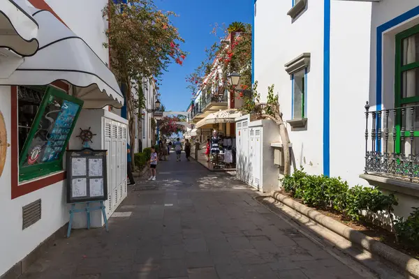 Mogan, İspanya - Büyük Kanarya Temmuz, 17. 2024 Sahil tatil köyü ve limanı