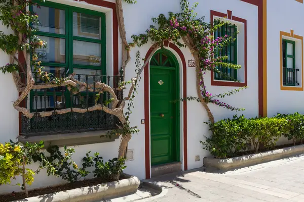 Mogan, İspanya - Büyük Kanarya Temmuz, 17. 2024 Sahil tatil köyü ve limanı