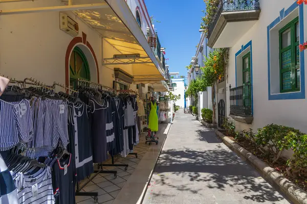 Mogan, İspanya - Büyük Kanarya Temmuz, 17. 2024 Sahil tatil köyü ve limanı