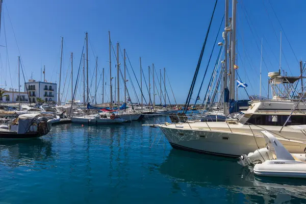 Mogan, İspanya - Büyük Kanarya Temmuz, 17. 2024 Sahil tatil köyü ve limanı